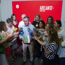 Juan Espadas atiende a los medios este martes.