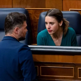 La ministra de Igualdad, Irene Montero, conversa con el portavoz de ERC, Gabriel Rufián, a su llegada al pleno del Congreso de los Diputados, en una foto de archivo.- Fernando Villar / EFE