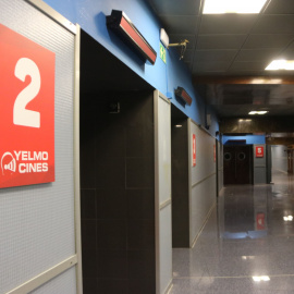 Entrada a una de les 15 sales dels cinemes Yelmo Icària de la Vila Olímpica de Barcelona abans del seu tancament definitiu