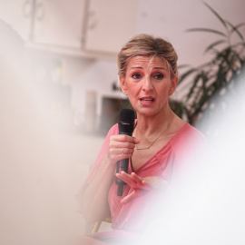 La ministra de Trabajo, Yolanda Díaz, durante una reunión con activistas climáticos, personas científicas y personas trabajadoras afectadas por las olas de calor, a 27 de junio de 2023.- Fernando Sánchez / Europa Press