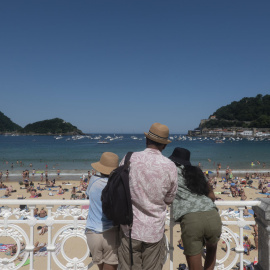 Donostiarras y turistas disfrutan de un día soleado en la playa de la Concha de San Sebastián este 27 de julio de 2023.