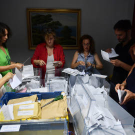 Trabajadoras de la junta electoral y representantes de partidos políticos inician el recuento de votos emitidos por los residentes en el extranjero este viernes 28 de julio de 2023.