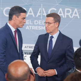 Pedro Sánchez y Alberto Núñez Feijóo se saludan antes del debate.- EDUARDO PARRA (EUROPA PRESS)