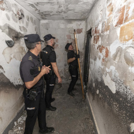Agentes de la Policía Nacional clausuran la vivienda de Lorca (Murcia), a la que el pasado viernes un hombre prendió fuego, en Murcia, a 28/07/2023. Marcial Guillén / EFE