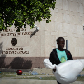 Una persona camina frente a la embajada de Estados Unidos hoy en Puerto Principe, Haití, a 25/07/2023. Johnson Sabin / EFE