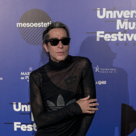 El cantante Mario Vaquerizo posa durante el 'photocall' previo al concierto de Kraftwerk en el Teatro Real, a 27 de julio de 2023, en Madrid.- A. Pérez Meca / Europa Press