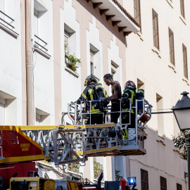 Bomberos en una grúa atendiendo otro incendio ocurrido en la localidad de Madrid, a 3 de julio de 2023.