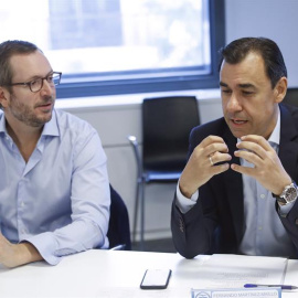 El coordinador general del Partido Popular, Fernando Martínez-Maillo (d), junto al vicesecretario de Política Social y Sectorial del partido, Javier Maroto (i), este jueves, en la sede de Génova en Madrid. EFE/Emilio Naranjo