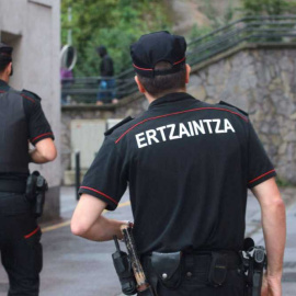 Dos agentes de la Ertzaintza en una imagen de archivo. - EFE