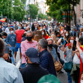 Una multitud asiste a la manifestación celebrada en la puerta de la sede del PSOE en mayo de 2020