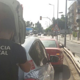 Detención del vehículo en el que viajaban ocho personas y cuyo conductor dio positivo en alcohol y drogas. EP/Ayuntamiento de Castilleja de la Cuesta (Sevilla)