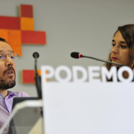 El secretario de Organización de Podemos, Pablo Echenique, acompañado por la coportavoz del partido Noelia Vera. / EFE