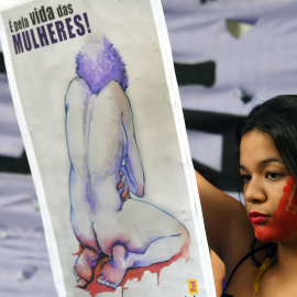 Una mujer se manifiesta en el Día Internacional de la Mujer en Rio de Janeiro, Brasil /AFP (VANDERLEI ALMEIDA)