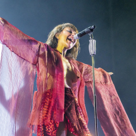 La cantante Eva Amaral actúa en uno de los escenarios del Festival Sonorama 2023, este sábado en la localidad burgalesa de Aranda de Duero. EFE/Paco Santamaría