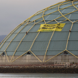 Imagen del cartel de Greenpeace en la cúpula de la instalación de Gas Natural-Fenosa en A Coruña, donde se puede leer "Almacén de Cambio Climático". EUROPA PRESS
