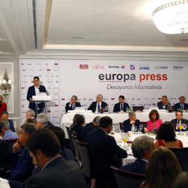 Vista general del desayuno informativo en el que el secretario general del PSOE, Pedro Sánchez, ha anunciado hoy que el próximo octubre el grupo socialista presentará unos Presupuestos Generales del Estado para 2018 alternativos a los del Gobierno de M