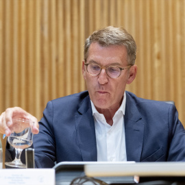 El presidente del Partido Popular, Alberto Núñez Feijóo, preside la reunión de los grupos parlamentarios del PP del Congreso y el Senado, en la Sala Ernest Lluch del Congreso de los Diputados, en Madrid (España). 