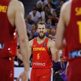 El jugador de la selección española de Baloncesto Sergio Rodríguez se felicita durante el encuentro España-Croacia del Eurobasket 2017.EFE/Juan Carlos Hidalgo