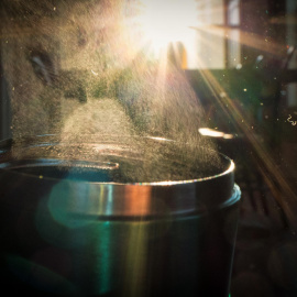 Polvo y partículas microscópicas de plástico de una manta de tejido acrílico vistas a trasluz. ORB MEDIA/ Chris Tyree y Dan Morrison