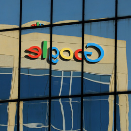 Logotipo de Google en el edificio de oficinas en Irvine, California. / REUTERS