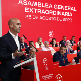 El presidente de la Real Federación Española de Fútbol, Luis Rubiales, durante su intervención en la Asamblea General de dicho organismo en la que ha anunciado que no dimitirá de su cargo.- Eidan Rubio / EFE/ RFEF 