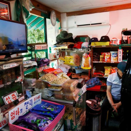 Un hombre surcoreano ve las noticias del lanzamiento de un misil por parte de Corea del Norte. EFE/Jeon Heon-Kyun