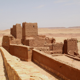 Un guía pasea por Aït Ben Haddou (Ouarzazate) , un pueblo de casas de adobe rodeados de altas murallas, el ksar, un tipo tradicional de arquitectura marroquí pre sahariana, y declarado patrimonio mundial de la UNESCO.