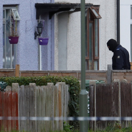 Un policía entra en una propiedad después de haber detenido a un joven en relación con el atentado en el metro de Londres. REUTERS/Peter Nicholls
