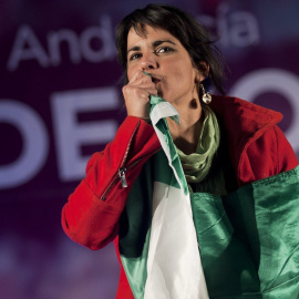 Teresa Rodríguez besa la bandera de Andalucía. EFE