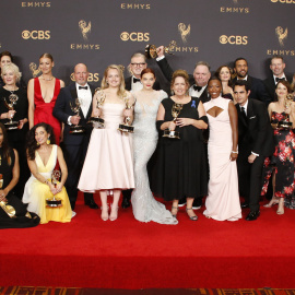 El reparto de 'El cuento de la cirada' posa tras llevarse cinco premios Emmy. /REUTERS