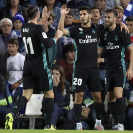 Los jugadores del Real Madrid, Marco Asensio (c), Gareth Bale (i) y Borja Mayoral celebran un gol ante la Real Sociedad. /EFE
