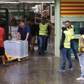 La Guardia Civil intervino el viernes cerca de 100.000 carteles de publicidad del referéndum del 1 de octubre en una nave industrial de la empresa Marc Martí. /EFE
