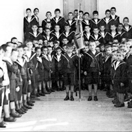 Huérfanos del Patronato en el Colegio de Padrón (La Coruña) en 1953. ET