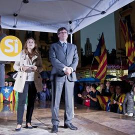 La alcaldesa de Girona, Marta Madrenas, durante su intervención junto al presidente de la Generalitat de Cataluña Carles Puigdemont, durante el acto del PDeCAT en Girona en favor del referéndum del día 1-Octubre. /EFE