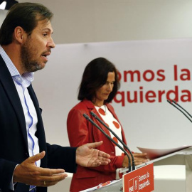 El portavoz del PSOE, Oscar Puente, durante la rueda de prensa que ha ofrecido junto a la secretaria de Educación del PSOE, Mariluz Martínez Seijo. /EFE