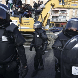 Agentes antidisturbios de la Policía Municipal durante el desalojo de la vivienda en el número la calle Ofelia Nieto, en el barrio de Tetuán, en Madrid.- EFE