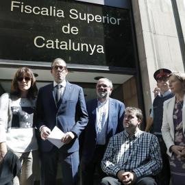 El alcalde de Mollerusa (Lleida) y diputado en el Parlament Marc Solsona (3i), acompañado por la presidenta del Parlament, Carme Forcadell (d), y varios dirigentes del PDeCAT, a su salida de la Fiscalía del Tribunal Superior de Justicia de Catalunya. - 
