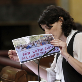 La diputada de En Comú Podem María del Mar García Puig durante su intervención ante el Pleno del Congreso de los Diputados, sobre la proposición de Ley contra la discriminación del colectivo LGTBI. .EFE/Chema Moya