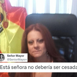 Esmeralda Pastor Estrada posa junto a la bandera franquista. / Facebook