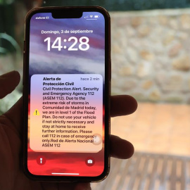 Sobre las 14:30 de esta tarde cientos de miles de dispotivos móviles han comenzado a emitir un sonido de alarma y a mostrar este mensaje enviado por Protección Civil para alertar a la población del riesgo extremo de tormentas.