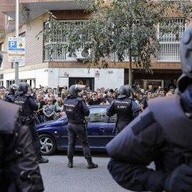 Efectius de la policia espanyola davant la seu de la CUP, el passat dimecres / XAVI HERRERO