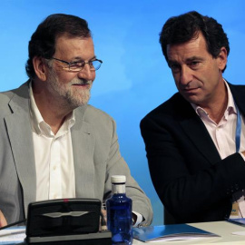 El presidente del Gobierno Mariano Rajoy (i), conversa con el presidente del PP balear, Biel Company (d), al inicio de la reunión de presidentes provinciales del PP que se celebra en Palma. EFE/Lliteres