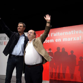 El secretario general del PSOE, Pedro Sánchez (i) y el primer secretario del PSC, Miquel Iceta (d) , intervienen en el acto de inicio de curso político de los socialistas en Badalona. /EFE