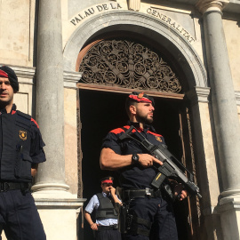 Los Mossos d'Esquadra custodian el Palau de la Generalitat./REUTERS