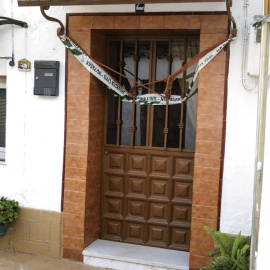 Entrada de la vivienda situada en la localidad onubense de La Zarza, donde han sido encontrados los cuerpos sin vida de un hombre y una mujer, cuyos datos personales se desconocen, en la que la pareja llevaba aproximadamente un mes viviendo de alquiler co