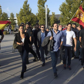 Alberto Garzón ha sido increpado por un grupo de personas con banderas españolas a su llegada al acto de Unidos Podemos en Zaragoza. /EFE