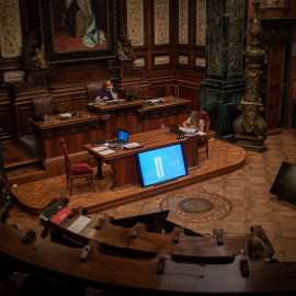 Vista general de un Pleno del Ayuntamiento de Barcelona, con la intervención de la alcaldesa, Ada Colau. E.P./David Zorrakino