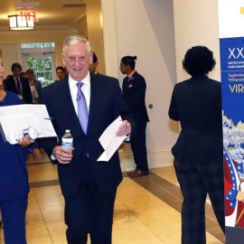 Fotografía facilitada por el Ministerio de Defensa español, de la ministra española de Defensa, María Dolores de Cospedal, y su homólogo estadounidense, el general James Mattis, que analizaron hoy las relaciones bilaterales en una reunión previa a l