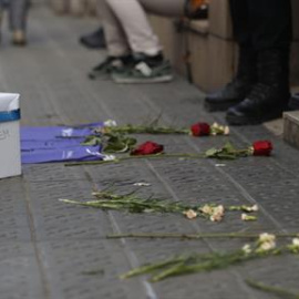 Detalle de los claveles y una urna simulada colocados ante la conselleria de Exteriores, donde se está llevando a cabo uno de los nueve registros a cargo de la Guardia Civil en el dispositivo organizado para recopilar pruebas e indicios con el fin de imp