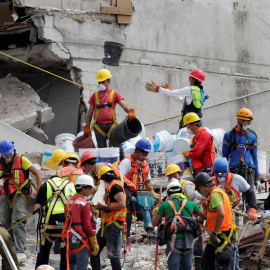 Equipos de rescate y voluntarios continúan la búsqueda de supervivientes. / REUTERS